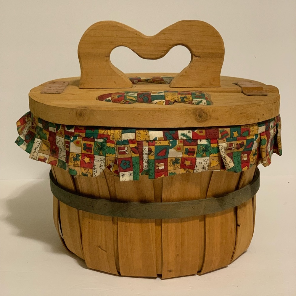Decorative Folk Art Christmas Basket With Hinged Lid/ Sewing/Knitting  Basket
